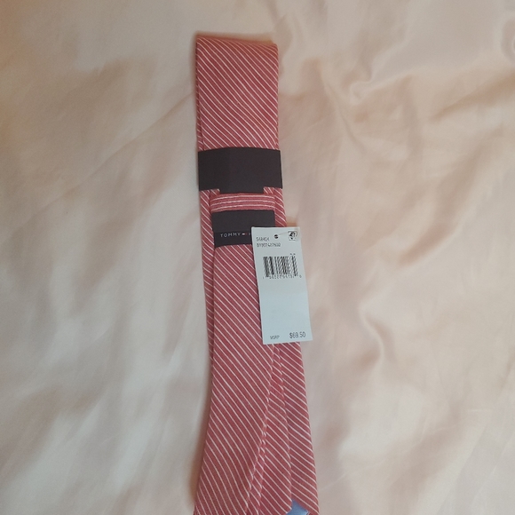 Tommy Hilfiger Men's Classic Silk Tie Red  Size Re - Picture 2 of 2